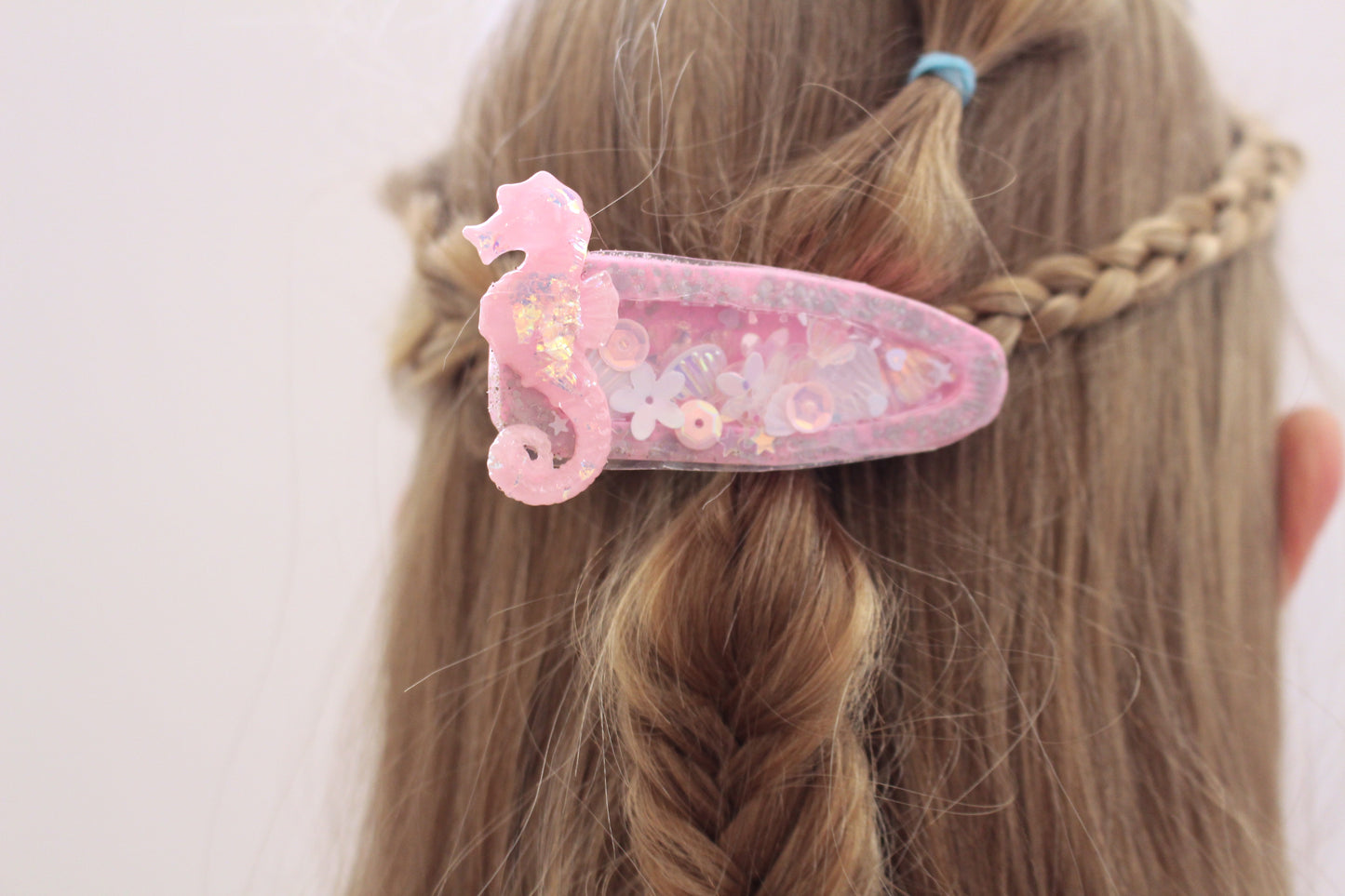 Pink seahorse shaker clip