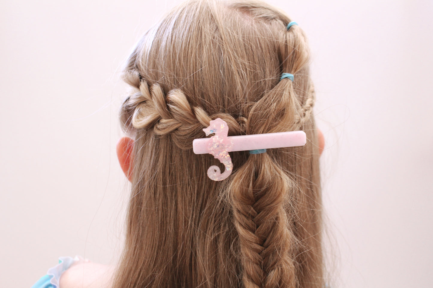 Pink seahorse clip